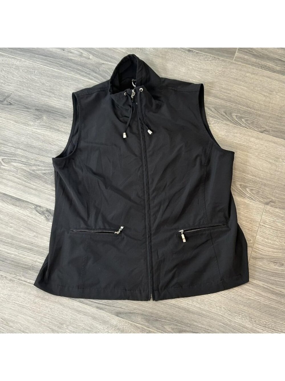 Chicos Zenergy Vest Womens 2 US L Black Lightweight Stretch Zip Pockets Golf